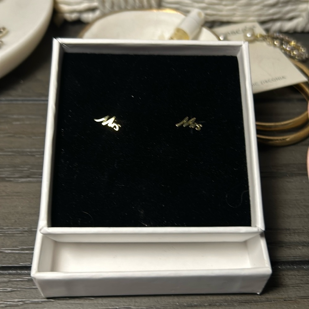 Gold plated Mrs. earrings studs